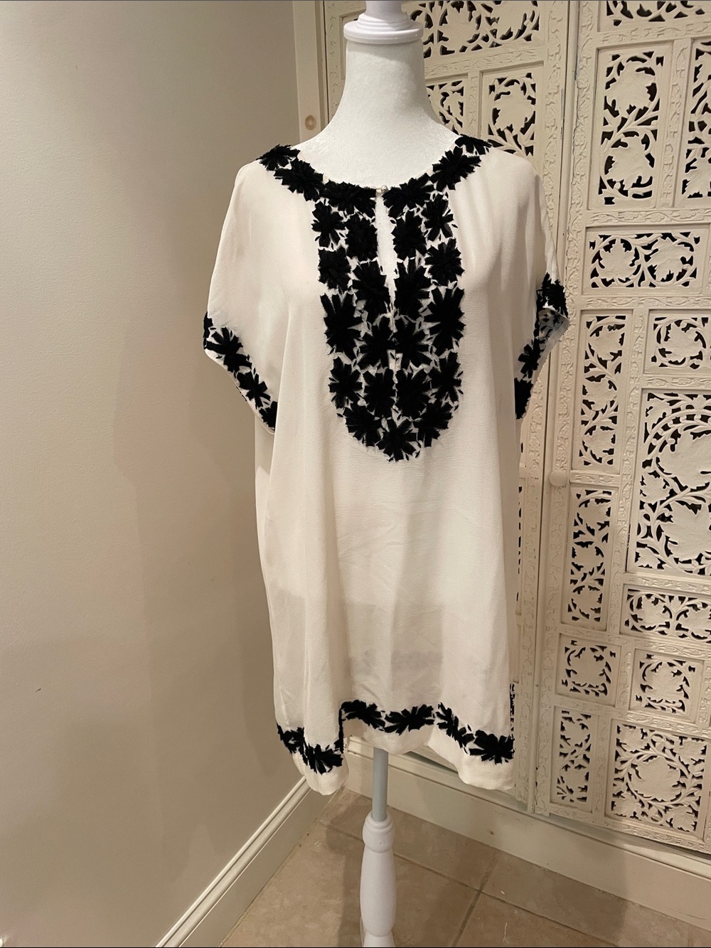 Oscar de la Renta Cream Tunic Top with Black Floral Embroidery
